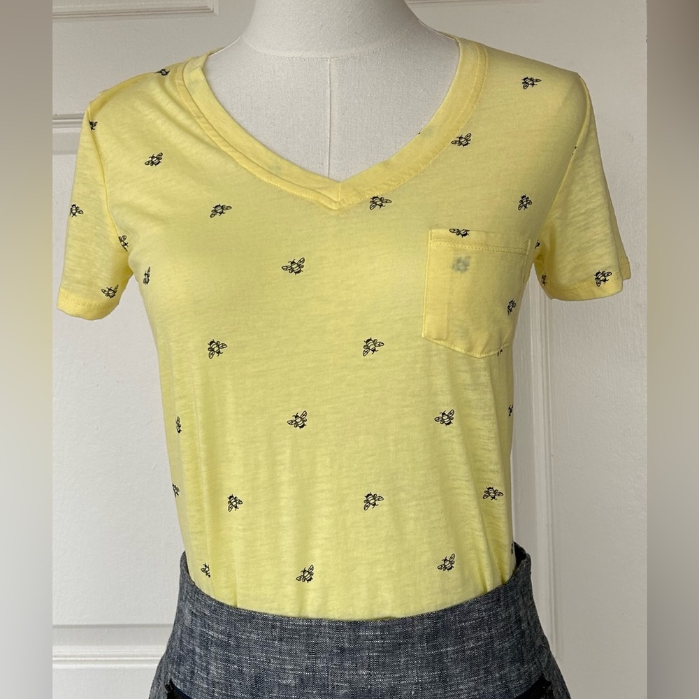 Love Charm Honeybee‎ V-Neck Tee Size Small